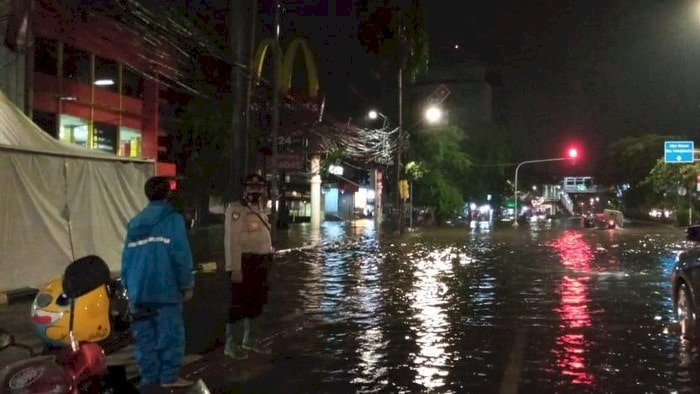 Jakarta Banjir Lagi, Jalan Panjang Jakbar Terendam 50 Cm Membuat Lalulintas Tersendat