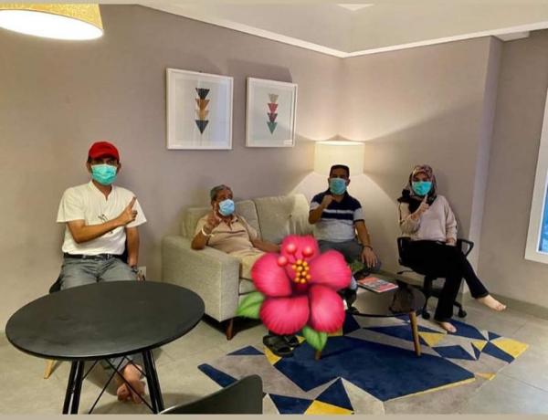 Diduga Tak Netral, Dirut RS Demang Sepulau Raya Beserta Istri Pose 1 Jari Bareng Cabup Loekman