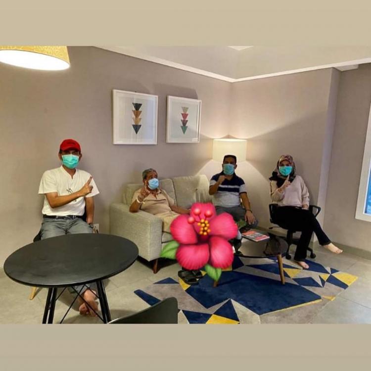 Diduga Tak Netral, Dirut RS Demang Sepulau Raya Beserta Istri Pose 1 Jari Bareng Cabup Loekman