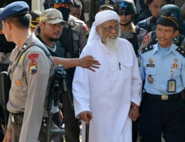 Keluarga Meminta kepada Pemerintah Untuk Memembaskan Ust Basyir Di karenakan Kondisi nya Yang Sudah Tua dan Sakit-Sakitan.